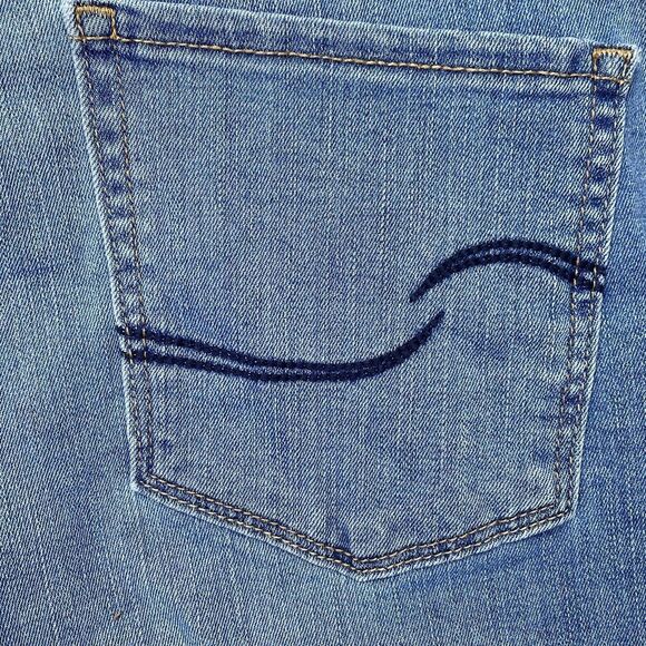 Signature Levi Strauss Cuffed Hem High Rise 3" Stretch Jean Shorts Size 14 32” - Picture 3 of 6